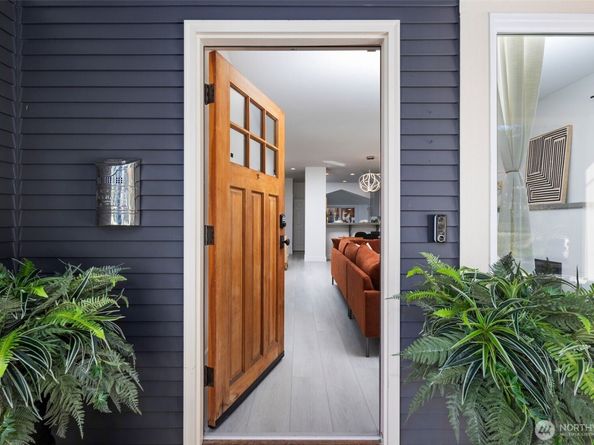 4642 Eastern Avenue N, Seattle WA 98103