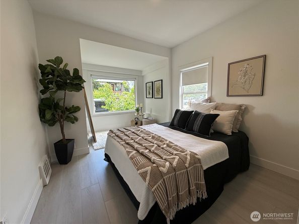 4642 Eastern Avenue N, Seattle WA 98103