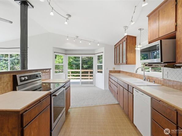 9110 NE Shore Drive, Indianola WA 98342