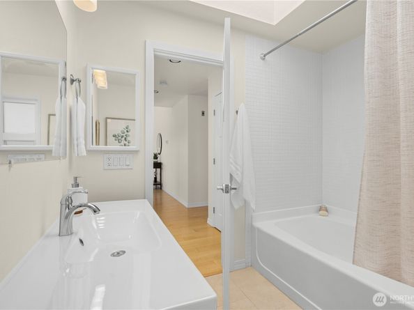 215 E 14th Avenue E 401, Seattle WA 98112