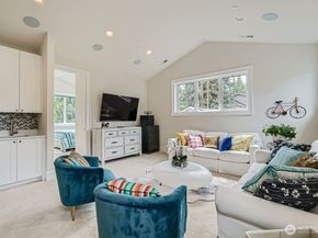 2121 109th Avenue SE, Bellevue WA 98004