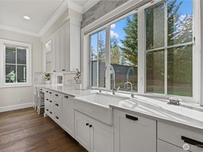 2121 109th Avenue SE, Bellevue WA 98004