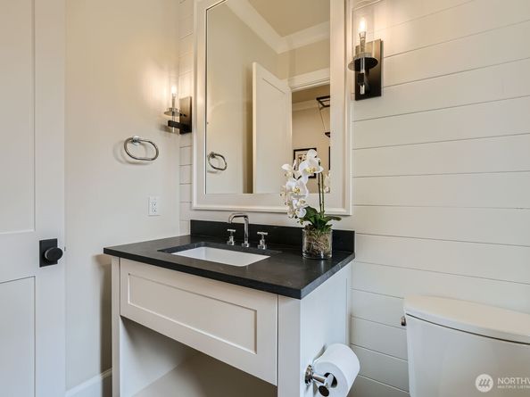 2121 109th Avenue SE, Bellevue WA 98004