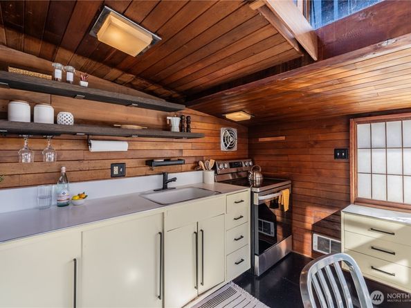 3130 Portage Bay Place E C, Seattle WA 98102