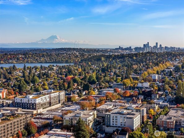 8745 Greenwood Avenue N 311, Seattle WA 98103