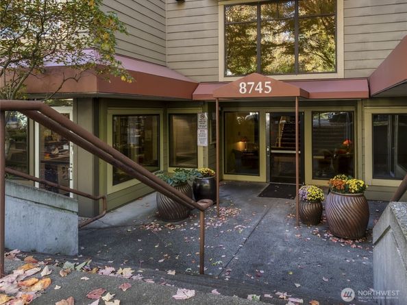 8745 Greenwood Avenue N 311, Seattle WA 98103
