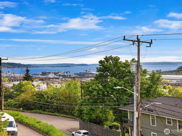 2552 14th Avenue W 301, Seattle WA 98119