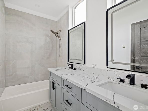9743 57th Avenue S B, Seattle WA 98118