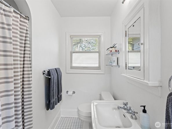 1814 25th Avenue E, Seattle WA 98112