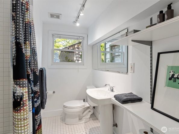 1814 25th Avenue E, Seattle WA 98112