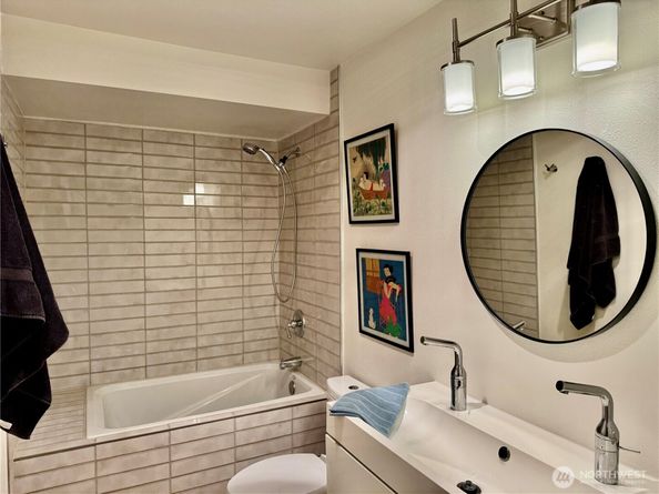 1906 Franklin Place E 103, Seattle WA 98102