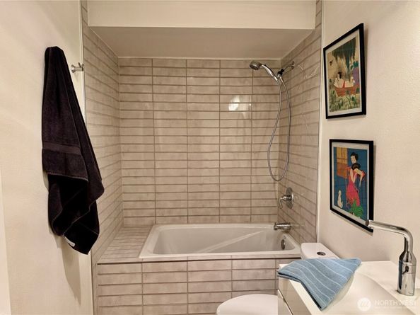 1906 Franklin Place E 103, Seattle WA 98102