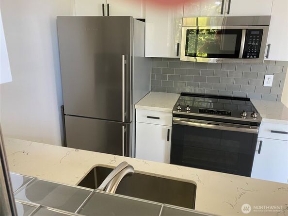 4561 Lake Washington Boulevard NE 203, Kirkland WA 98033