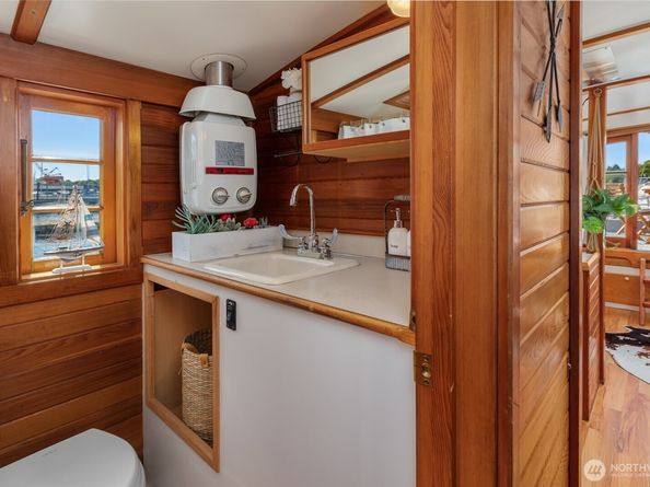 1101 N Northlake Way 41, Seattle WA 98103