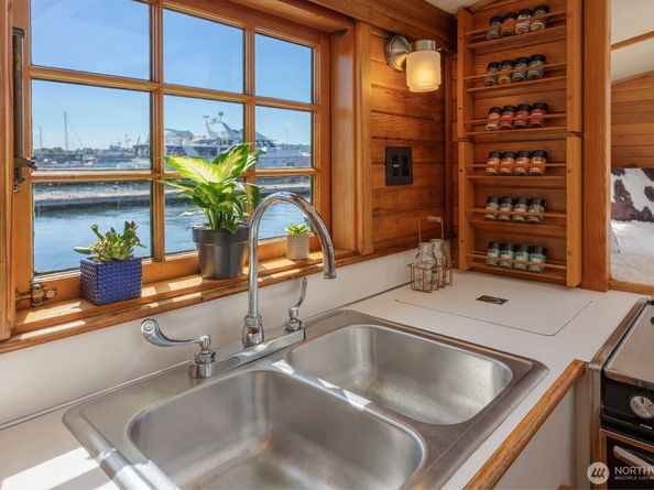 1101 N Northlake Way 41, Seattle WA 98103