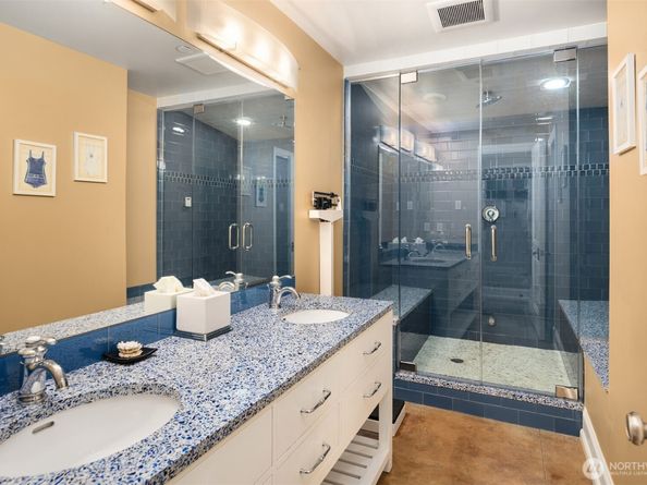 8233 W Mercer Way, Mercer Island WA 98040