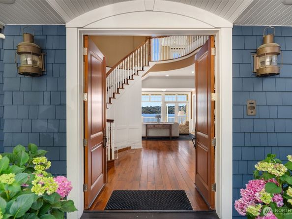 8233 W Mercer Way, Mercer Island WA 98040