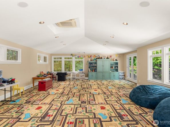 8233 W Mercer Way, Mercer Island WA 98040