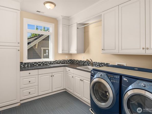 8233 W Mercer Way, Mercer Island WA 98040