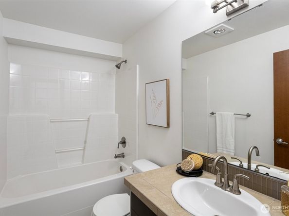 566 McGraw Street, Seattle WA 98109