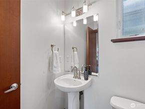 566 McGraw Street, Seattle WA 98109