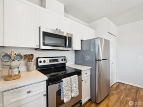524 6th Avenue W 310, Seattle WA 98119