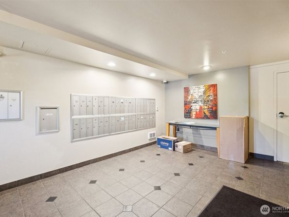 524 6th Avenue W 310, Seattle WA 98119