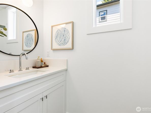 9061 Meridian Place N, Seattle WA 98103