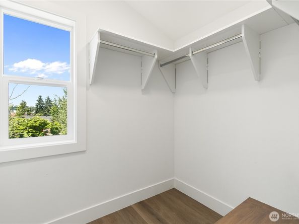 9061 Meridian Place N, Seattle WA 98103