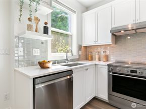 9061 Meridian Place N, Seattle WA 98103