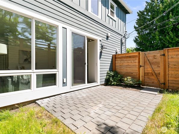 9061 Meridian Place N, Seattle WA 98103