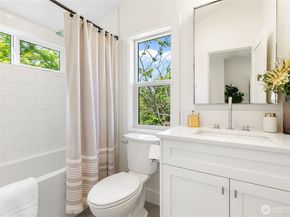 9061 Meridian Place N, Seattle WA 98103