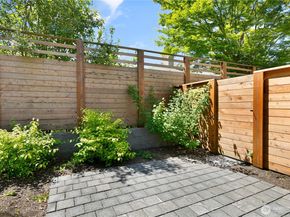 9061 Meridian Place N, Seattle WA 98103