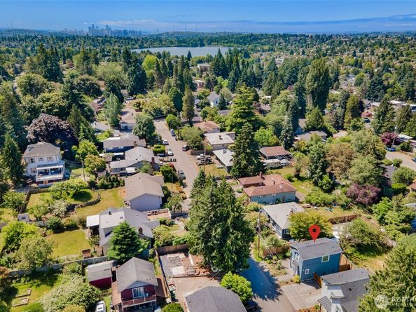 9061 Meridian Place N, Seattle WA 98103