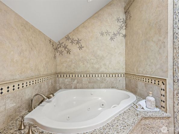 11028 E Riverside Drive, Bothell WA 98011