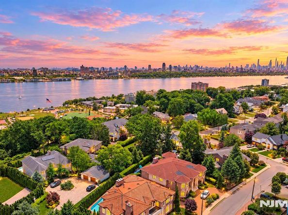 3 Bridle Way, Fort Lee NJ 07024