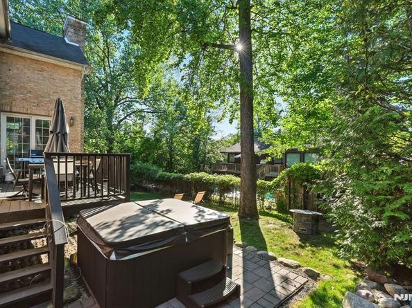 26 Sara Hill Road, Englewood Cliffs NJ 07632