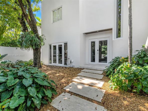 3330 Crystal Ct, Miami FL 33133