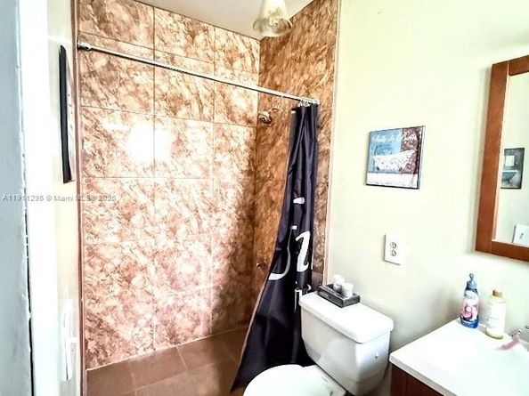 1041 NW 150th St, Miami FL 33168