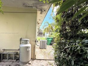 1041 NW 150th St, Miami FL 33168