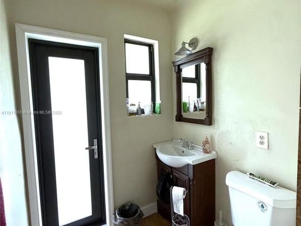 1041 NW 150th St, Miami FL 33168