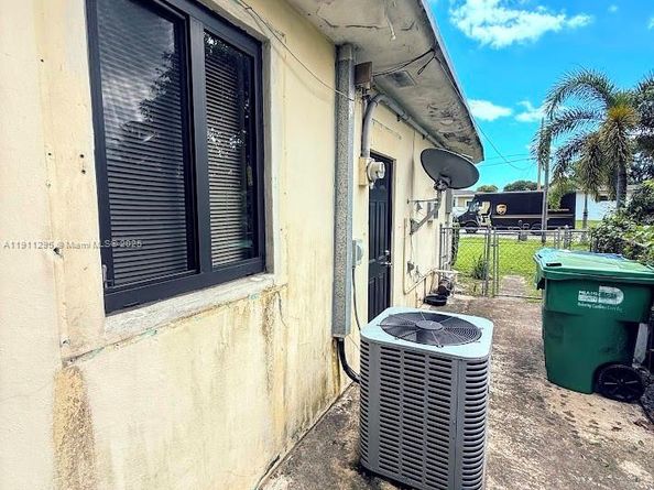 1041 NW 150th St, Miami FL 33168