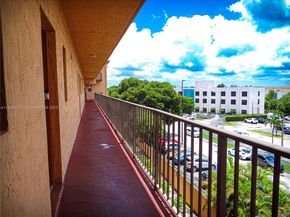 1800 W 54th St 309, Hialeah FL 33012