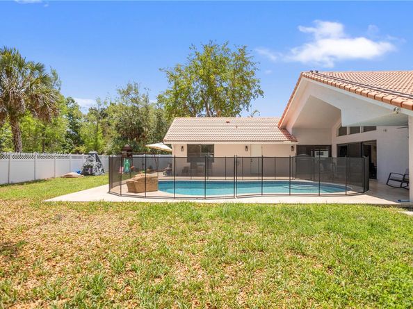 8400 NW 47th Dr, Coral Springs FL 33067