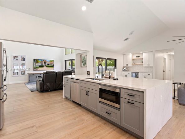 8400 NW 47th Dr, Coral Springs FL 33067