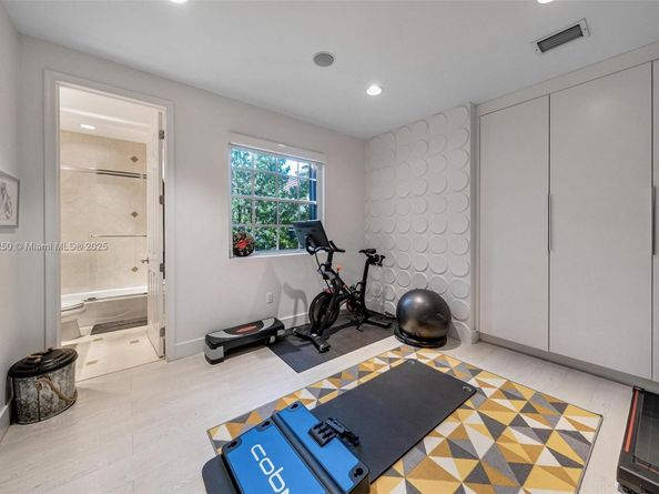 3965 194th Ln, Sunny Isles Beach FL 33160