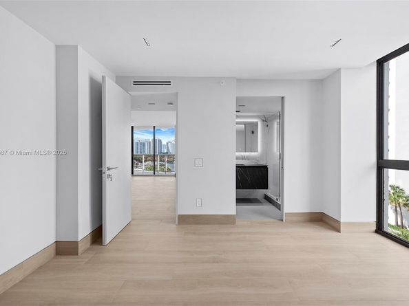 3640 Yacht Club Dr 810, Aventura FL 33180