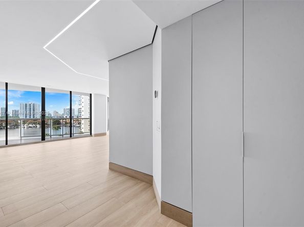 3640 Yacht Club Dr 810, Aventura FL 33180