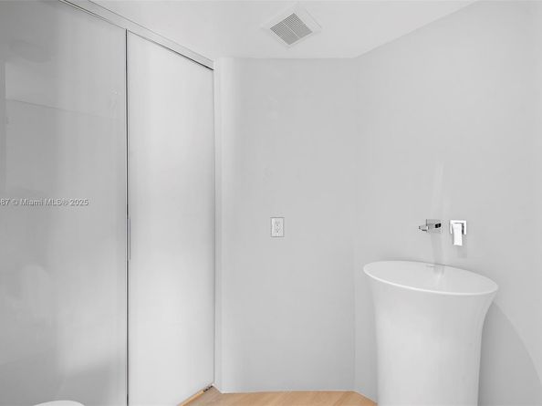 3640 Yacht Club Dr 810, Aventura FL 33180