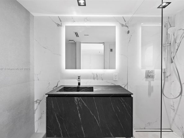 3640 Yacht Club Dr 810, Aventura FL 33180